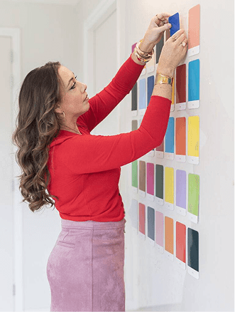 Pauline plaatst gekleurde visual-storytellingkaarten op een wand
